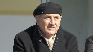 Vrea un vârf... cât mai ieftin!** Copos caută întăriri, însă nu vrea să bage prea adânc mâna în buzunar