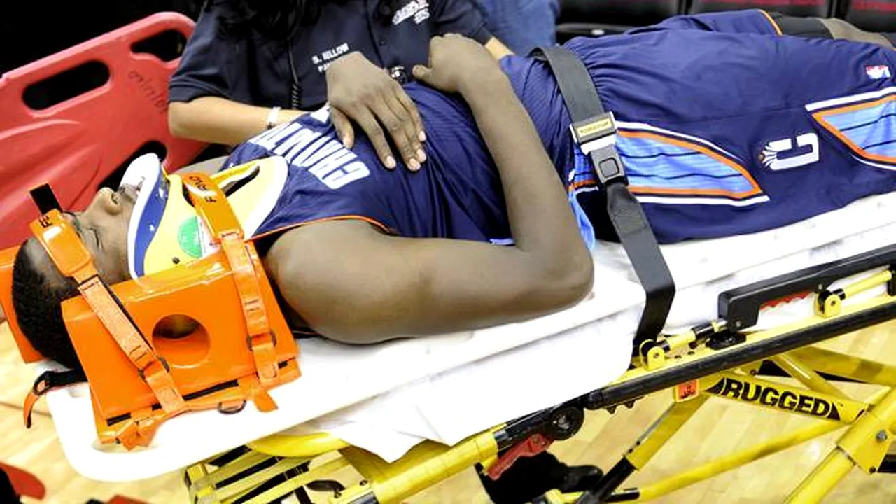 VIDEO Fanii au înmărmurit! Un jucător al lui Charlotte Bobcats a fost scos pe targă de pe teren după ce a suferit o comoție!