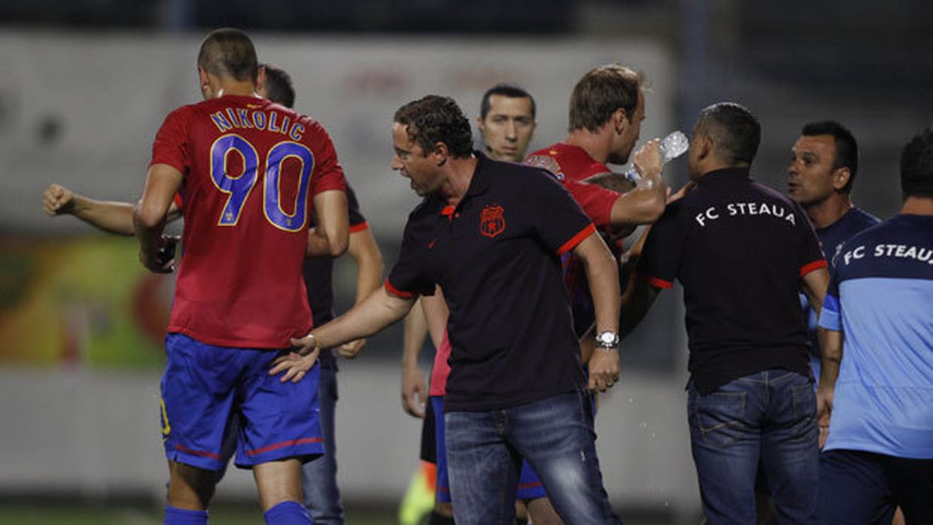 Scene incredibile la Ploiești!** Reghe a vrut să intre pe teren după un jucător pentru a-i aplica o corecție: "Bă, taci!"