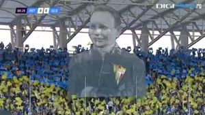 Încă nu au egal în Liga I!** Suporterii Petrolului au desfășurat o nouă coregrafie 3D la meciul cu Gloria. Cui i-a fost dedicat spectacolul