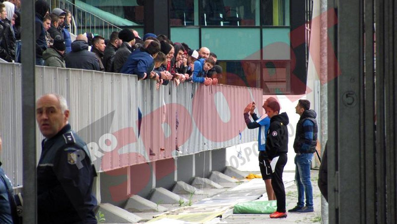 Tensiune la Ploiești. O parte dintre fanii Petrolului a venit la antrenament să ceară explicații după eliminarea din Cupă. Ce au avut de reproșat