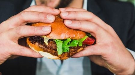 EXCLUSIV | Maltezii au "sărbătorit" înfrângerea cu burgeri, la 3:00 dimineata, pe aeroport. VIDEO