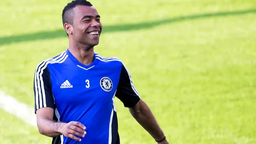 Ashley Cole, surprins în timp ce fuma