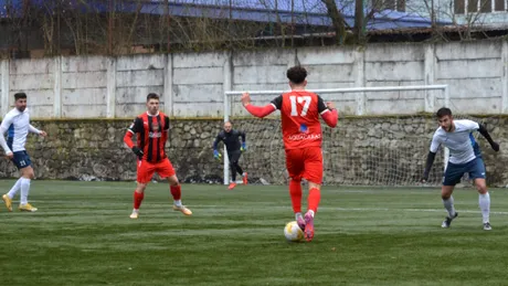 ACSM Reșița a continuat contra CSM Caransebeș seria amicalelor cu liderii județeni. Două dintre golurile sale au fost date de un atacant aflat în probe