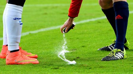 Premieră în fotbalul românesc: Supercupa dintre Steaua și ASA Târgu-Mureș, prima partidă în care s-a folosit spray-ul cu spumă