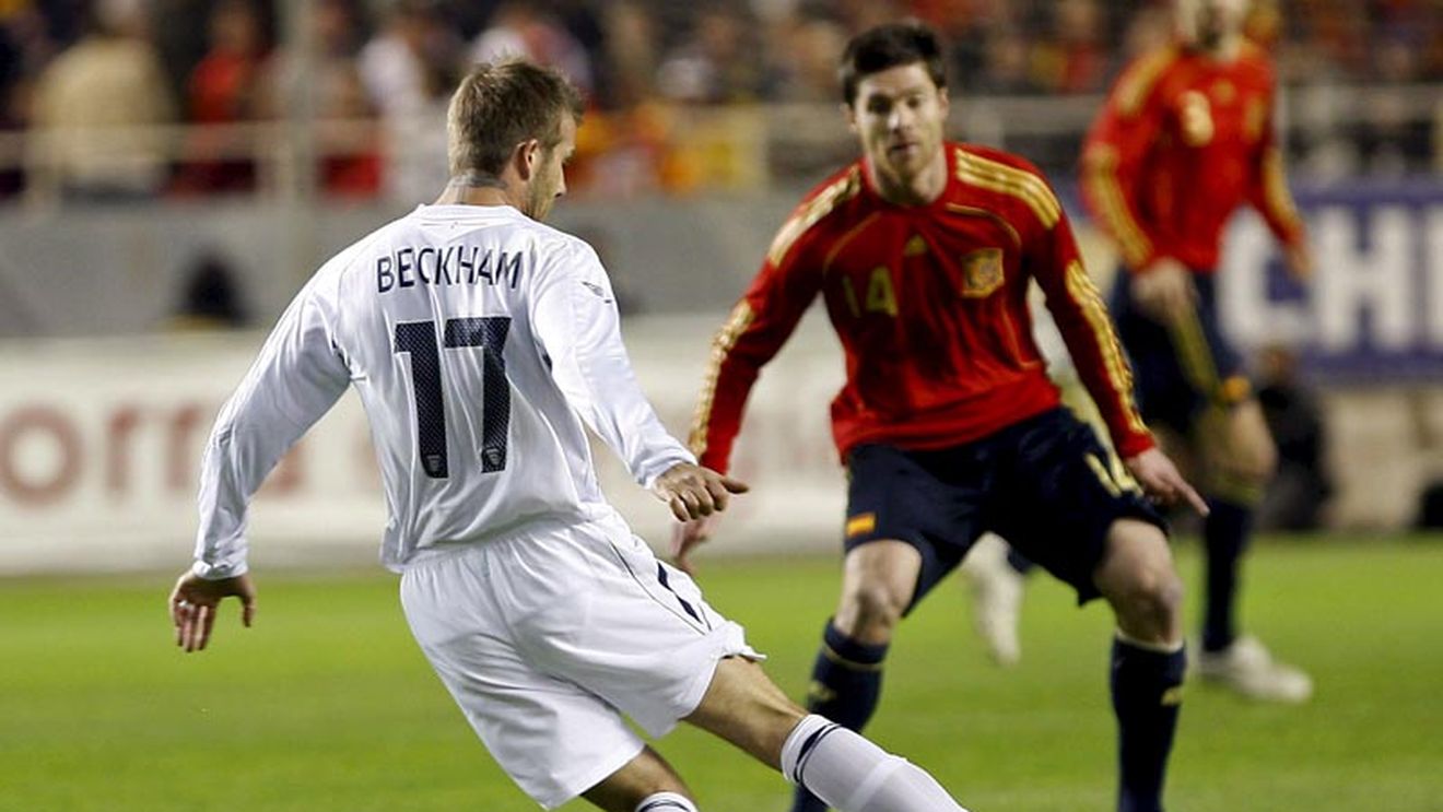 Beckham l-a egalat pe Bobby Moore! `Spice Boy` a devenit cel mai selecționat jucător de câmp!