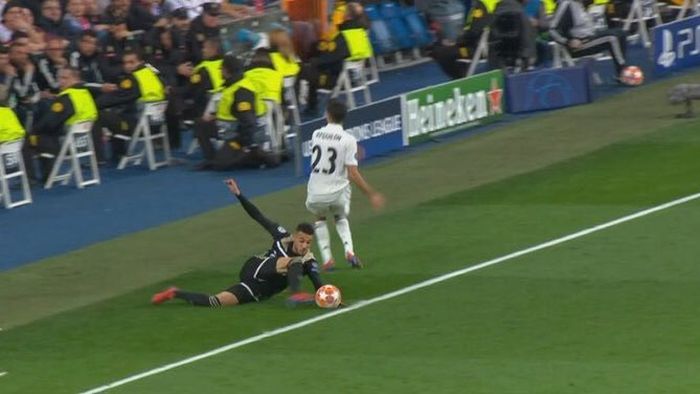 VAR-ul nu a ajutat Realul! FOTO | Felix Brych, în fața celei mai grele decizii din istoria recentă a fotbalului: golul de 3-0 pentru Ajax, validat pentru un centimetru
