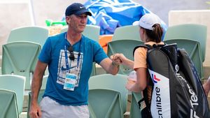 Marea trădare a noului an în tenis!? Darren Cahill, surprins alături de o rivală a Simonei Halep la primul turneu din 2022! Fanii româncei au luat foc: „E ca și cum îl vezi pe fostul cu altcineva!" FOTO