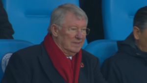 Ce onoare! FOTO | Cine e omul de fotbal român alături de care Sir Alex Ferguson a urmărit derby-ul City - United