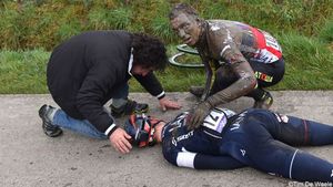 IMAGINEA ZILEI | Omenie înainte de toate. Rudiger Selig s-a oprit din pedalat pentru a-și ajuta un rival care nu se mișca pe asfalt