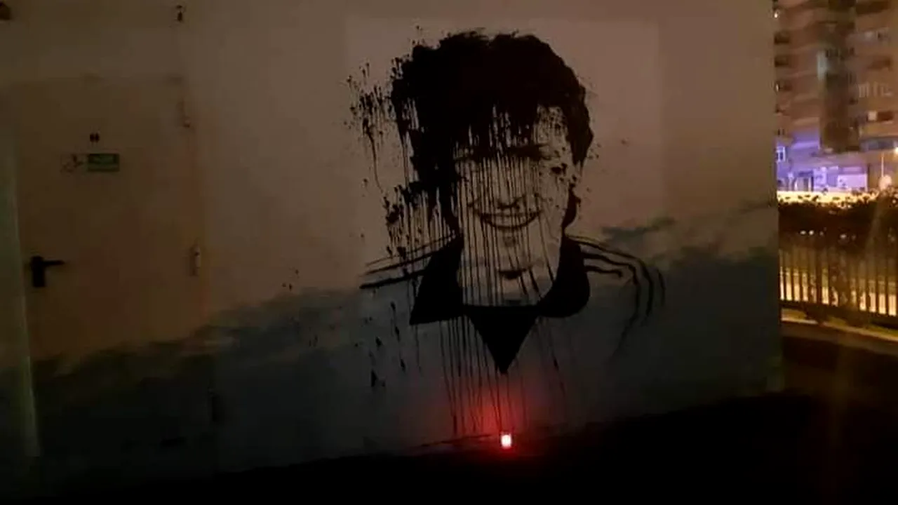 Gest macabru al ultrașilor care i-au declarat război lui Sorin Cîrțu. Mai multe lumânări au fost aprinse lângă pictura murală în care apare chipul fostului jucător al „Craiovei Maxima”| VIDEO & FOTO