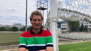 ”Mi s-a făcut pielea de găină când am intrat pe Giulești”. Primul stranier transferat de Rapid după căderea lui Ceaușescu povestește experiența fierbinte trăită lângă Podul Grant și rememorează ”dubla” cu Inter din Cupa UEFA: ”Glumeam cu colegii în vestiar că ne putem lăsa de fotbal” | CORESPONDENȚĂ DIN CHIȘINĂU