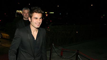 Mutu a petrecut cu două bombe sexy** până la 3 dimineața!