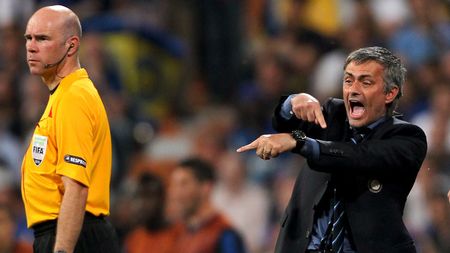 Mourinho, 'studiat' de UEFA! E portughezul cel mai bun antrenor 'în timpul meciului'?