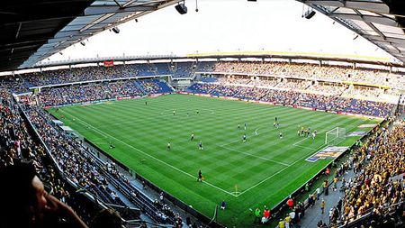 Sex pe stadionul lui Brondby. Cum au fost surprinși doi tineri la centrul terenului