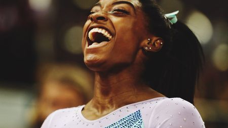 Simone Biles a scris istorie într-o zi în care a ratat două aparate. Este prima gimnastă care a câștigat a patra oară titlul mondial la individual compus. România a spus adio competiției de la Doha