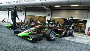 Premieră în sportul românesc cu 4 roți! Cine e bucureșteanul care va rula în Formula 4 pentru nemții de la PHM Racing. SPECIAL
