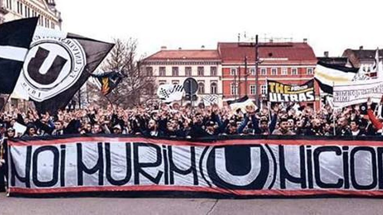 Falimentate de "oamenii de fotbal", echipele de tradiție reînființate de suporteri promovează pe linie. Petrolul, Oțelul, Farul și "U" Cluj sunt deja în barajul pentru Liga 3, AFC Rapid și Ceahlăul urcă în Liga 4, CFR e aproape de aceeași performanță