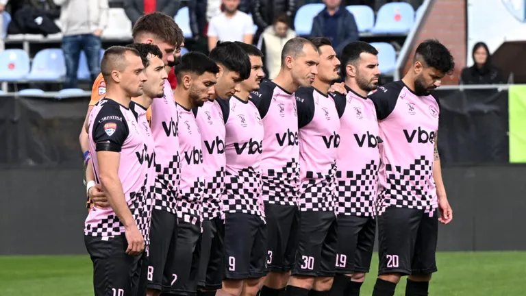 S-a rupt lanțul de iubire la Corvinul? Câștigarea Cupei, prezența în Europa sau parcursul din acest sezon par șterse cu buretele după doar două eșecuri. Primarul Dan Bobouțanu: ”Salariile și primele, blocate!”