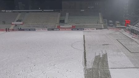 Se întâmplă în România! Imagini uluitoare: zăpadă uriașă pe teren la meciul din Cupa României!