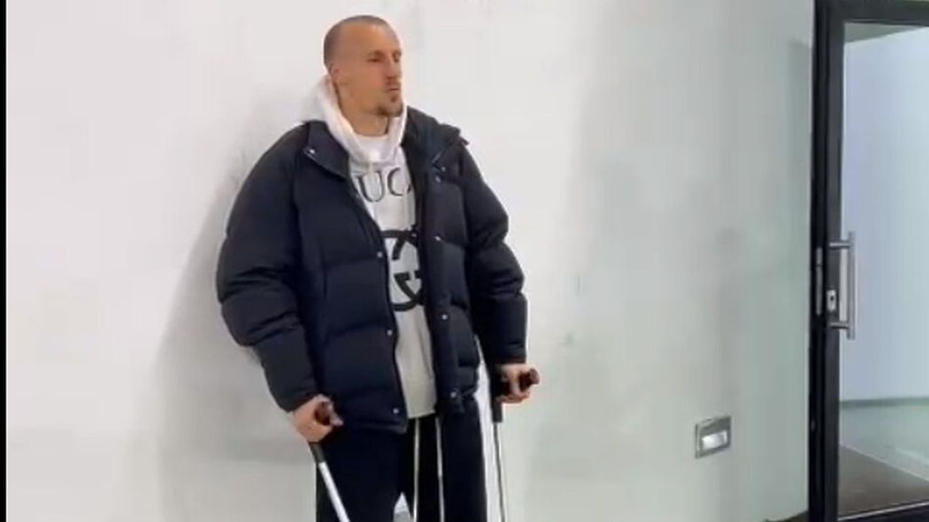 Vlad Chiricheș, surprins în cârje la derby-ul Dinamo - FCSB! Ce a făcut fundașul în zona vestiarelor. FOTO