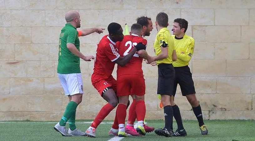 Un fotbalist a fost arestat în timpul unui meci! A bătut un arbitru asistent, iar poliția l-a ridicat de la stadion | VIDEO