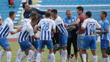 Marius Lăcătuș, îndemnat de Cătălin Moroșanu să-și toarne apă cu gheață în cap: "Accept provocarea"