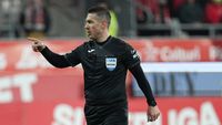 Gest IRESPONSABIL! Istvan Kovacs, lovit cu un obiect aruncat de fanii lui Dinamo. Cum a reacționat arbitrul