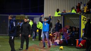 Se 'leagă' ceva? Exasperat de ratări, Contra are soluția în tribune. FOTO - Apariție surpriză la Petrolul - Corona