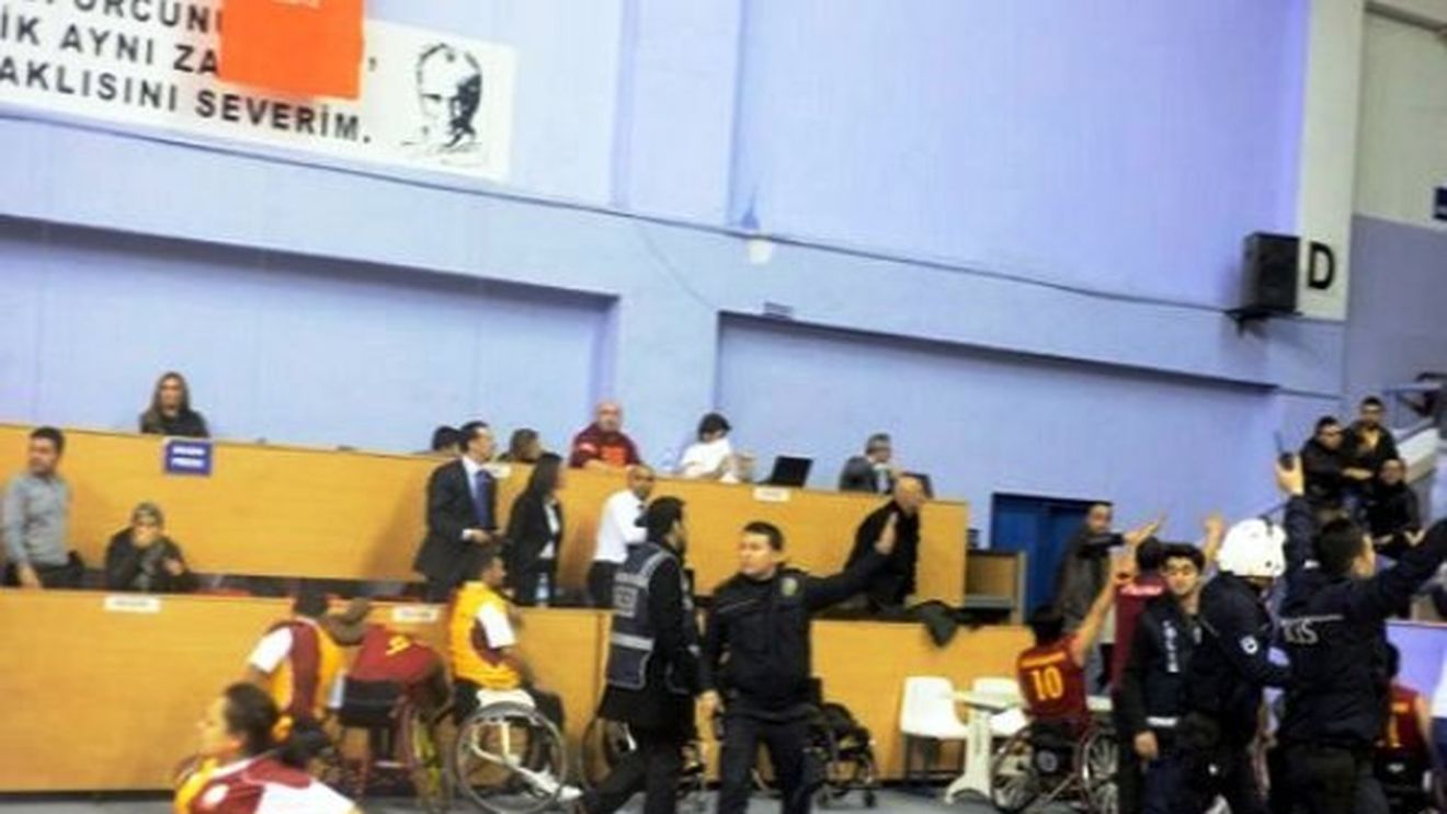 Asta depășește orice putere de înțelegere!** ȘOCANT Ultrașii lui Beșiktaș au dat nas în nas cu fanii Galatei la un meci al persoanelor cu handicap! VIDEO Cum s-a terminat 'întâlnirea'