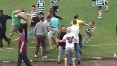 VIDEO ȘOC:** Bătaie ca în "șapte păcate" la un meci de juniori în Bulgaria! Cum a ajuns un copil să lovească precum un huligan