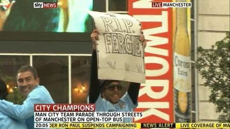 Un an au așteptat asta! **FOTO: Cum au răspuns "diavolii" la cartonul ridicat de Tevez, pe care era inscripționat "RIP Fergie"