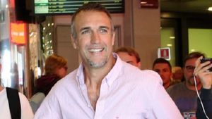 Gabriel Batistuta și o lecție rară într-o societate "hulpavă": "N-ar înțelege nimic din viață dacă i-aș da o mașină cu care să atragă fetele". Cum își câștigă existența Joaquin, fiul de 20 de ani al lui "Batigol": "Eu nu cred că e o rușine"