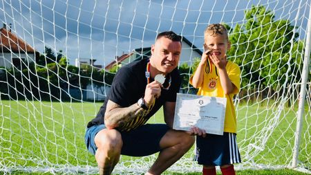 Campion din tată-n fiu. Milan, fiul lui Cristi Bud, joacă la o grupă de vârstă unde coechipierii sunt 4 ani mai mari ca el. "Dă și cu stângul și cu dreptul, e tehnic. Taică-său, la "ciupeală"