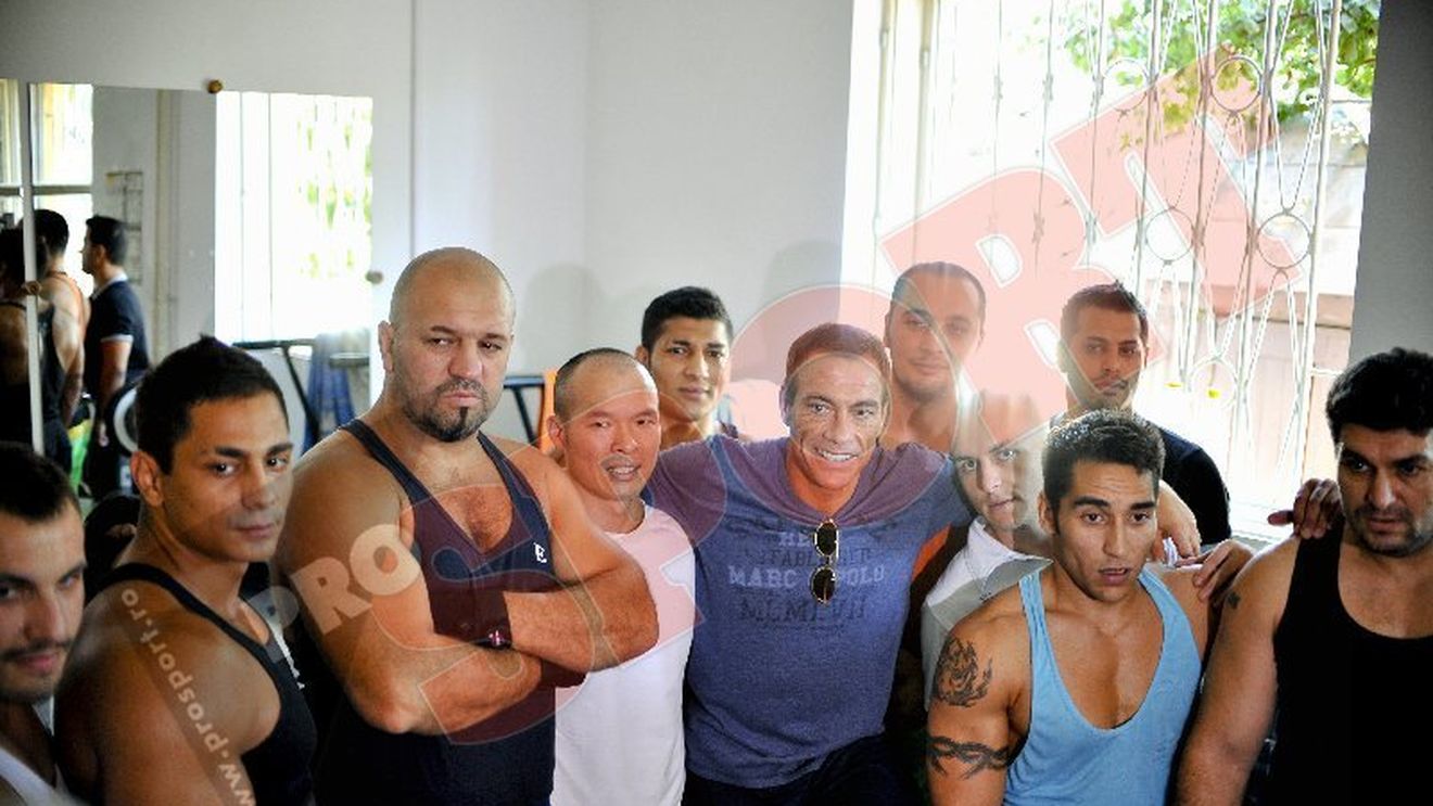 FOTO Vizită de gradul III!** Van Damme, emoționat de deținuții de la Jilava: "Vă plac pe toți"