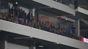 Mircea Lucescu şi Ionuț Lupescu, gloriile care vor să salveze Dinamo, în tribune cu Oțelul! Fuziunea cu CS Dinamo şi proiectul cu Ion Țiriac, loviturile din umbră