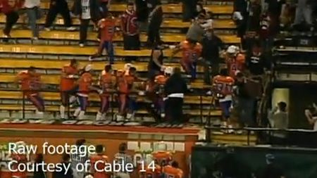 VIDEO S-a întors roata!** Suporterii, luați la bătaie de jucători