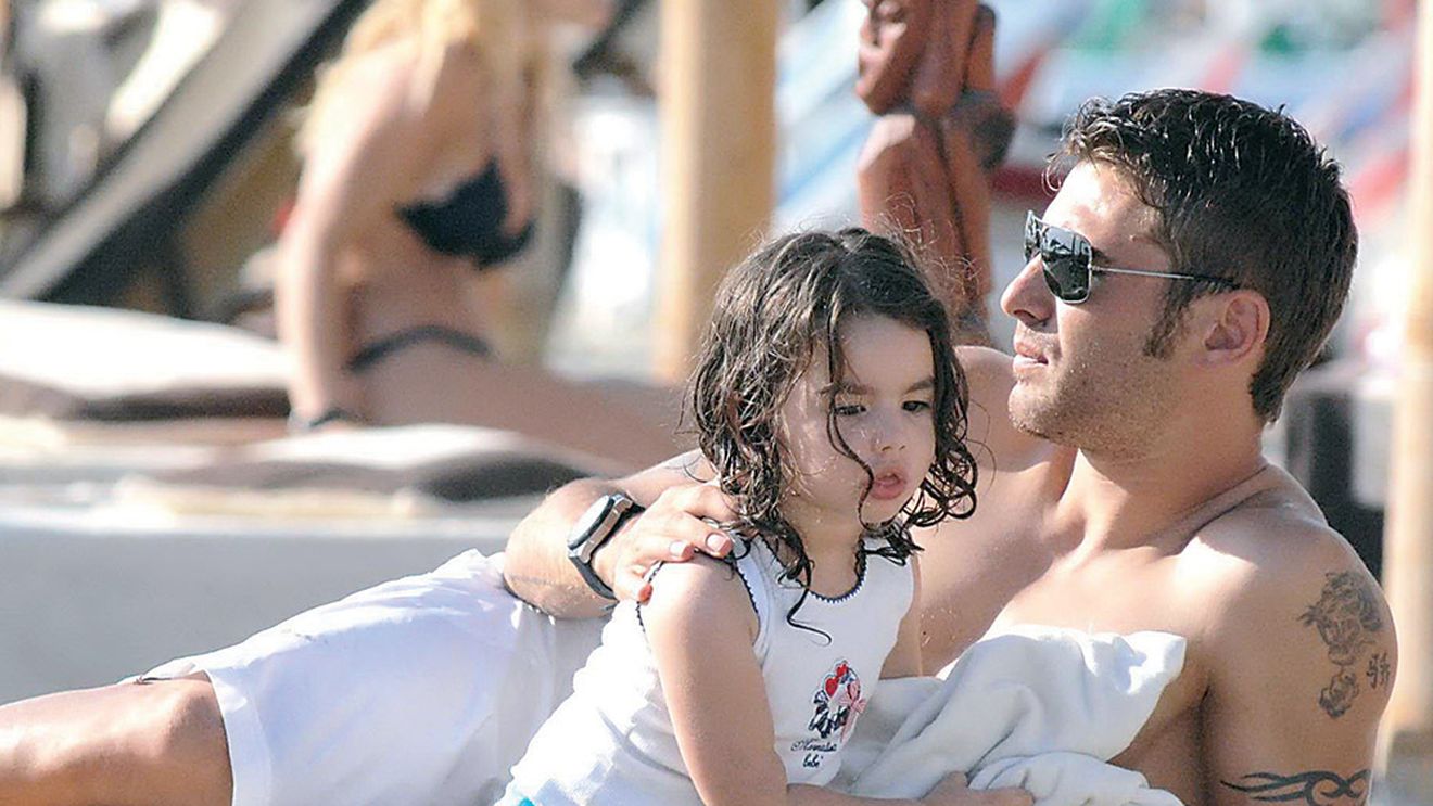 Mutu și familia se relaxează pe malul Mării Mediterane