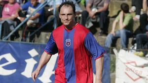 Becali:"Toni, bagă-i în cantonament să nu ți-i corupă prin baruri!" Toni: "Îi bag, că dacă nu joacă îi omor!"