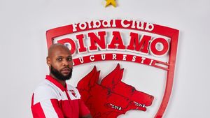 Ce riscă Dinamo, dacă acționarii nu ridică interdicția la transferuri, după ce a prezentat primul fotbalist, iar altul a venit în cantonament? „Contractul trebuie înregistrat în 15 zile și produce efecte din punct de vedere financiar în favoarea jucătorului”. RTZ nu a avizat | EXCLUSIV