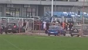 Scandal fără precedent la un meci de juniori: 10 cartonașe roșii, părinții s-au luat la bătaie și a venit poliția!