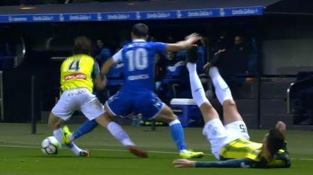 Meci nereușit pentru Florin Andone! FOTO | Îi putea rupe piciorul unui adversar după o intrare criminală, apoi a lovit bara. Deportivo nu iese din "zona roșie"