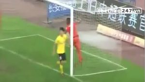 "Cea mai mare ratare din istorie!". Nu credeai că așa ceva e posibil: doi fotbaliști au ratat de pe linia porții, la aceeași fază