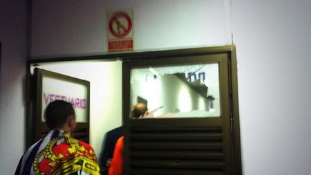 Nebunie în vestiar după ce Barca a pierdut la Valladolid. Un jucător a spart un geam cu pumnii. FOTO - A necesitat intervenția medicilor