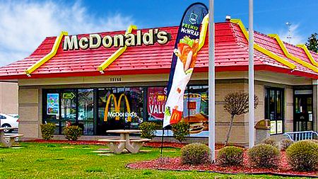 Fast-fotbal! FOTO | Fotbalistul prezentat oficial într-un restaurant McDonald's