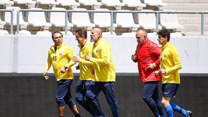 Imagini senzaționale cu membrii Generației de Aur la antrenament, înaintea meciului de retragere. Cum arată acum fotbaliștii care au scos lumea în stradă cu rezultatele lor