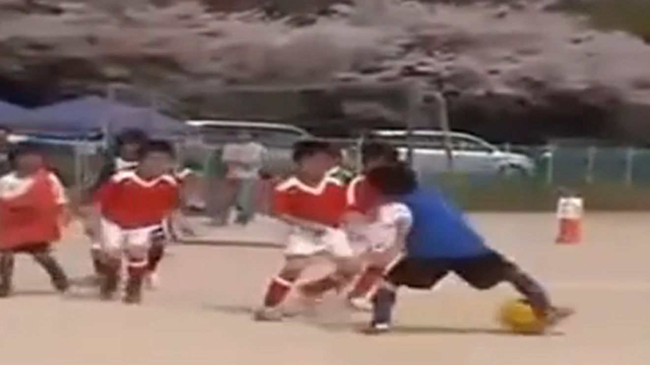 VIDEO Un "samurai" cu tehnica lui Messi!** Are 9 ani și este posesorul unui dribling de excepție