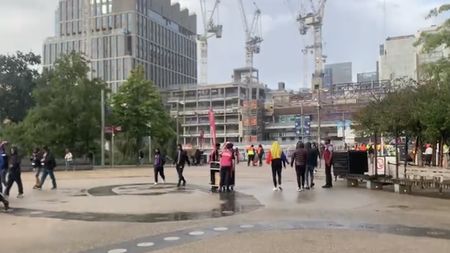 Ploaie torențială la Londra înainte de West Ham - FCSB! Suporterii români au început să se adune la stadion | VIDEO EXCLUSIV