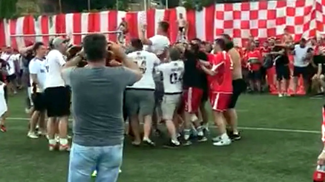 Imagini incredibile de la întâlnirea dintre DDB și Dusan Uhrin! Antrenorul ceh, luat pe sus de fanii lui Dinamo | VIDEO