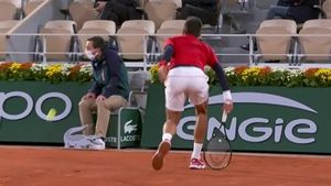 Novak Djokovic a comis-o din nou! Campionul sârb a lovit un arbitru cu mingea în cap și la Roland Garros | VIDEO